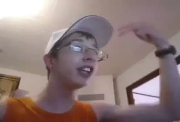 Un jeune rappeur avec la casquette à l’envers