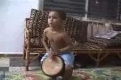 Il joue du djembé à 4 ans