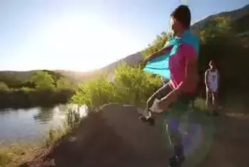 Saut en vélo dans un lac