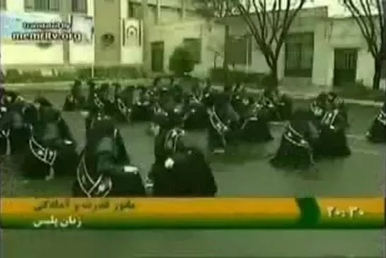 Police en jupon en Iran