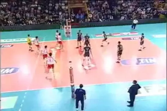 Jouer au volley-ball au pied