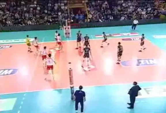 Jouer au volley-ball au pied