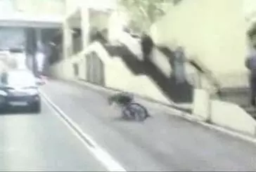 Un crétin saute en vélo
