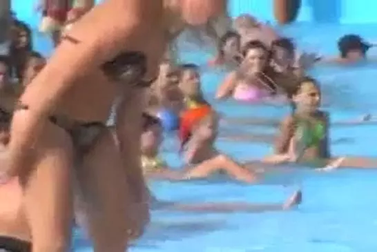 Une blonde sous exta à la piscine