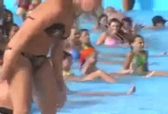 Une blonde sous exta à la piscine