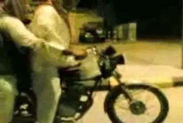 Un motard arabe démarre bizarrement