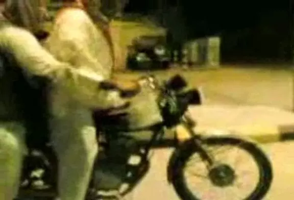 Un motard arabe démarre bizarrement