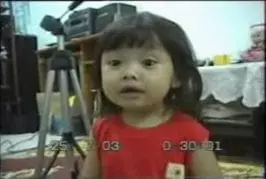 Petite fille qui chante