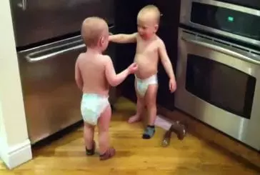 Deux bébés discutent dans la cuisine