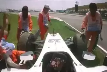 Une F1 roule sur un mec