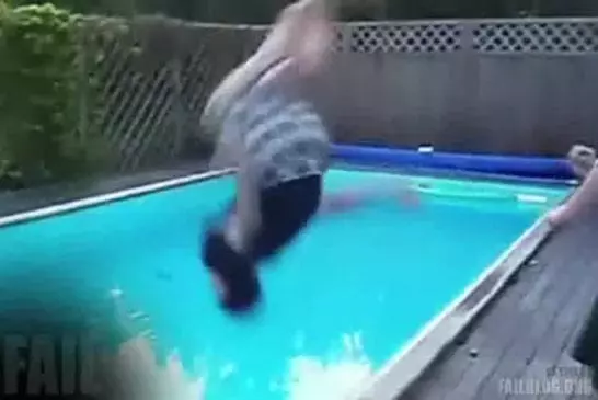 Backflip raté dans une piscine