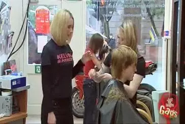 Une coiffeuse se coupe le doigt