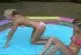 Des femmes combattent dans une piscine d’huile