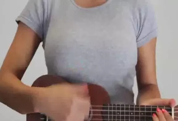 Ukelele très décolleté