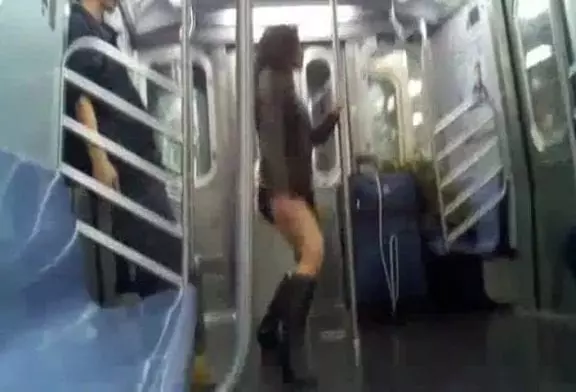 Pole Dance dans le Métro