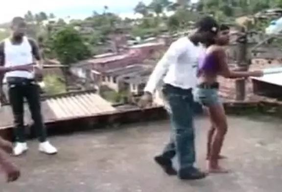 Une danse noire très étrange