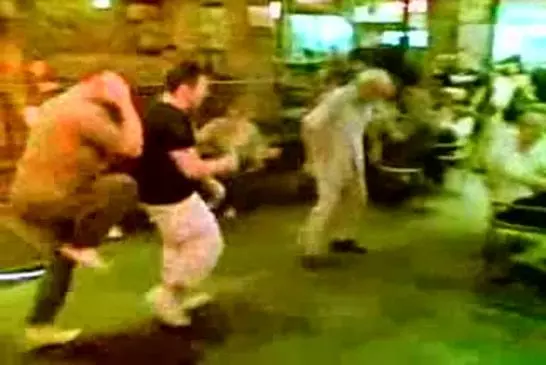 Un papy danse sur du Lady Gaga