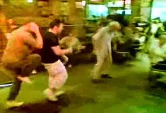 Un papy danse sur du Lady Gaga
