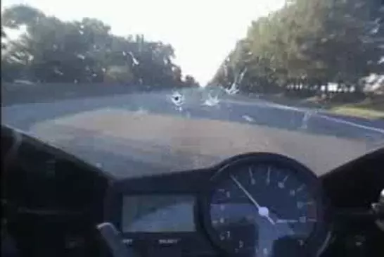 La moto se fait doubler à plus de 290 km/h