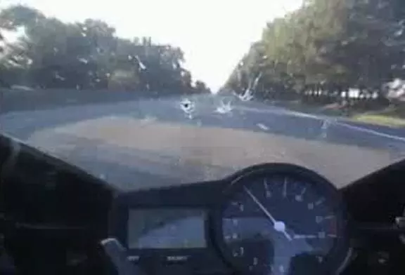 La moto se fait doubler à plus de 290 km/h