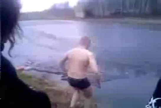 Plongeon dans un lac glacé