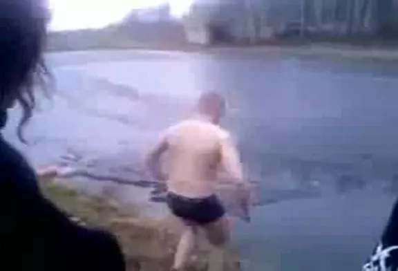 Plongeon dans un lac glacé