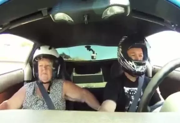 Une mamy en voiture de course !