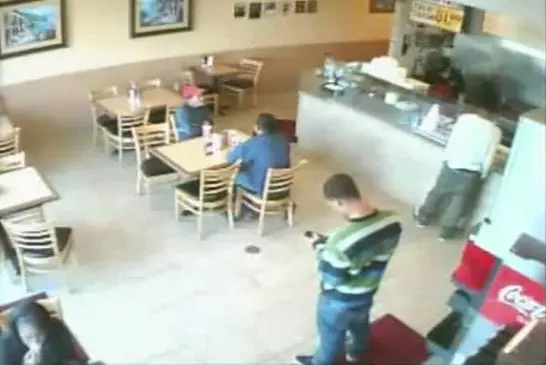 Une caméra de surveillance filme en direct un règlement de compte dans un restaurant !