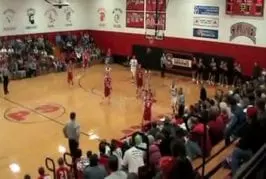 Un jeune basketteur réalise un shoot à trois points magistral !