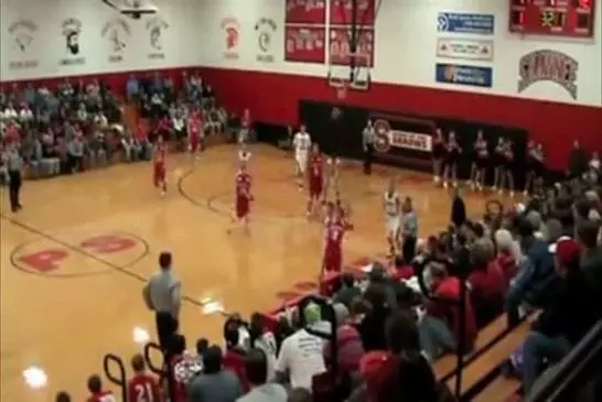 Un jeune basketteur réalise un shoot à trois points magistral !