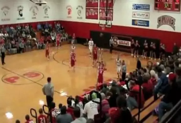 Un jeune basketteur réalise un shoot à trois points magistral !