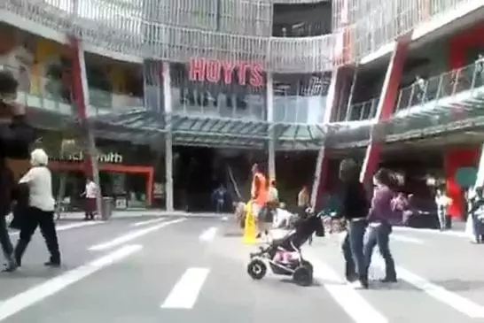 Un flash mob étonnant ou des passant réalisent un Haka géant !