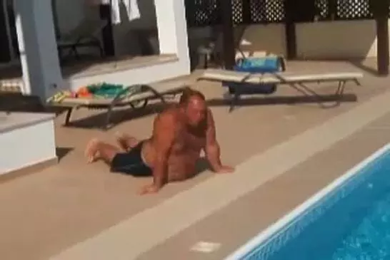 Un homme immite de manière assez étonnante un phoque !