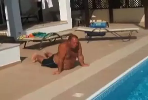 Un homme immite de manière assez étonnante un phoque !
