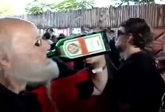 Un papy est complètement en transe dans une rave party !