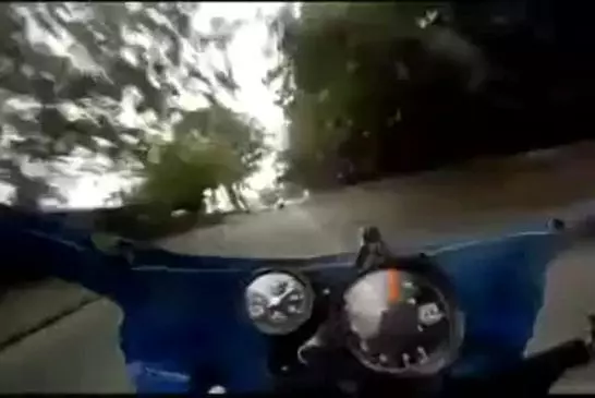 Lors d’une course , un motard passe à travers une énorme boule de feu !