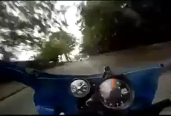 Lors d’une course , un motard passe à travers une énorme boule de feu !