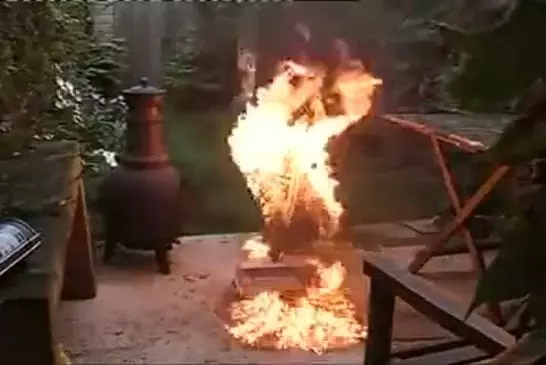 Un jeune homme éteint un feu avec son aspirateur !