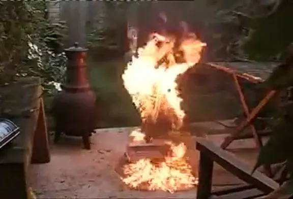 Un jeune homme éteint un feu avec son aspirateur !