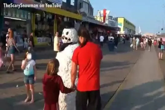 Un papa se promène avec son fils et se fait un belle peur !