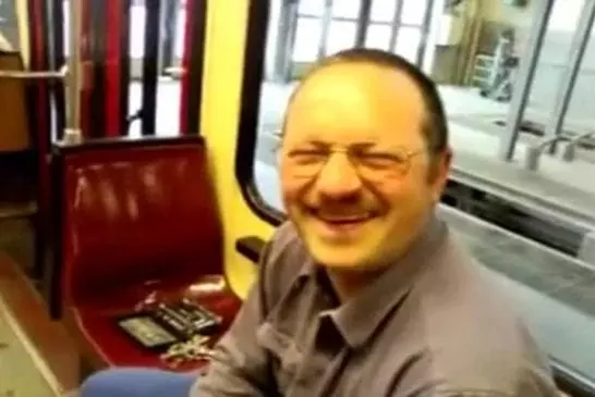 Cette personne possède un rire bien particulier qui mérite qu’on le fasse rire !