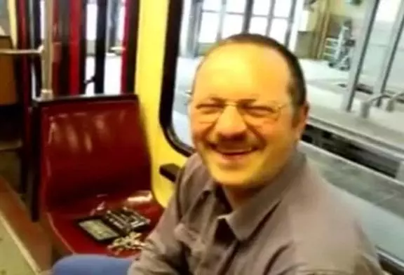Cette personne possède un rire bien particulier qui mérite qu’on le fasse rire !
