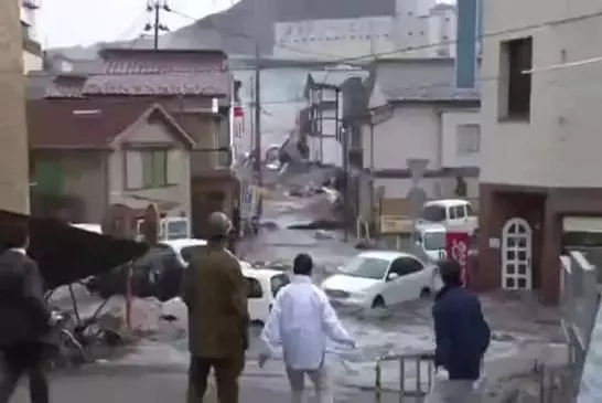 Le tsunami au Japon filmé en direct par des habitants de Kamaishi !