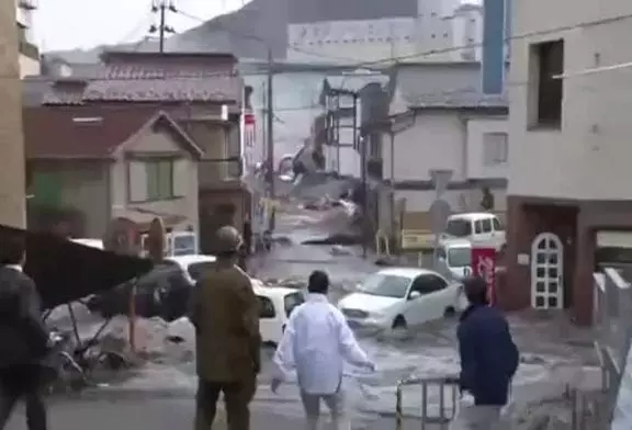 Le tsunami au Japon filmé en direct par des habitants de Kamaishi !