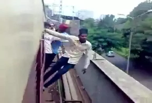 Un jeune indien réalise des cascades surprenantes avec un train en marche !