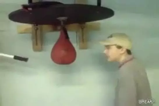 Un gamin fait le malin avec un punching ball et se le prend en pleine face !