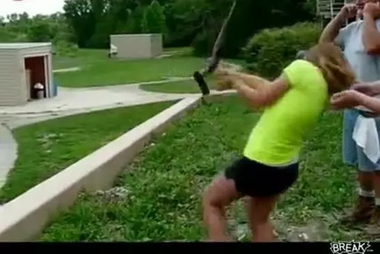 Une jeune femme oublie le recul après avoir tirer avec une arme de chasse!