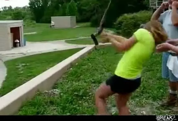 Une jeune femme oublie le recul après avoir tirer avec une arme de chasse!