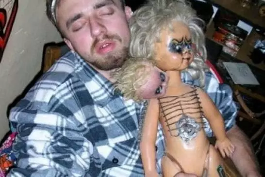 il s’endort avec sa poupée gonflable