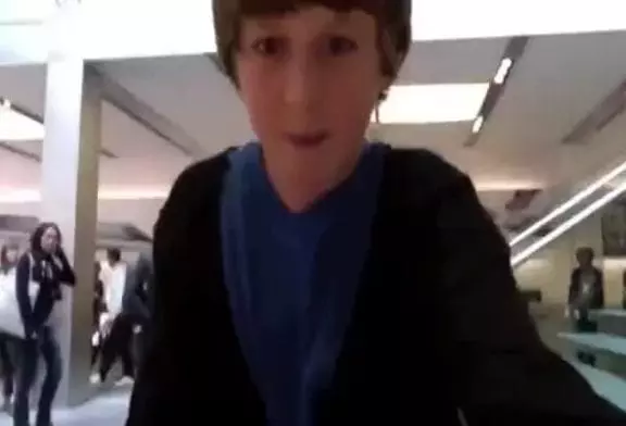 Un jeune garçon décide de danser dans l’Apple store de Chicago